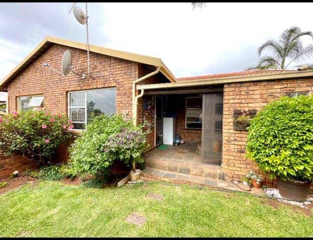 2 BEDROOM TOWNHOUSE FOR SALE IN RANGEVIEW